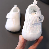 Chaussures AngelShoes™ pour bébés en maille respirante avec fermeture velcro ONE-SCRATCH, protection orteil et conception favorisant la bonne croissance du pied.