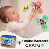 Jouet BabySpinners™ pour la stimulation sensorielle des bébés : favorise la concentration et la coordination œil-main. Idéal pour fixation sur baignoire, vitre de voiture, et plateau de chaise haute. Conçu en silicone alimentaire sans BPA, sûr pour les machouilleurs.