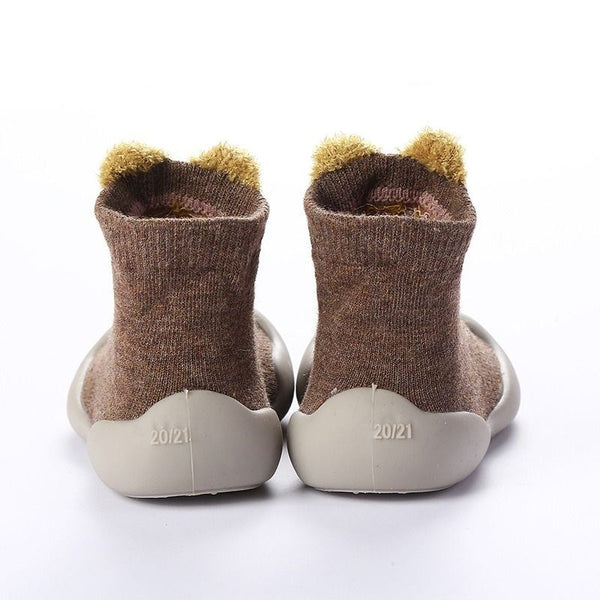 Chaussures CutieShoes™ pour enfants - Modèles premiers pas en coton et caoutchouc, conçues pour épouser la forme naturelle du pied, prévenir les glissades et protéger les orteils. Design mignon avec motifs d'animaux variés, parfaites pour le confort et la sécurité des premiers pas de bébé.