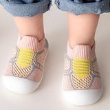 Chaussures FlexShoes™ pour bébé favorisant la croissance naturelle des pieds, en matière respirante de maille et caoutchouc, confortables et sécurisées pour les premiers pas.