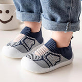 Chaussures FlexShoes™ pour bébé favorisant la croissance naturelle des pieds, en matière respirante de maille et caoutchouc, confortables et sécurisées pour les premiers pas.