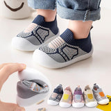 Chaussures FlexShoes™ pour bébé favorisant la croissance naturelle des pieds, en matière respirante de maille et caoutchouc, confortables et sécurisées pour les premiers pas.