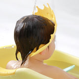 RoyalShower™, couronne protectrice pour enfants, empêche l'eau et le shampoing de couler dans les yeux et les oreilles lors du bain, fabriquée en silicone alimentaire sans BPA. Idéal pour stimuler l'imagination et transformer le bain en moment royal.