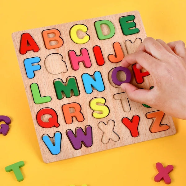 Ensemble de puzzles éducatifs SchoolPuzzle™ avec lettres alphabétiques et chiffres en bois naturel pour l'apprentissage ludique des enfants.