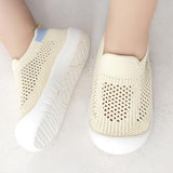 Chaussures premiers pas SoftShoes™ en maille respirante, favorisant la croissance naturelle du pied, offrant une protection anti-glissade et un confort maximal pour la peau sensible des bébés.