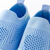 Chaussures premiers pas SoftShoes™ en maille respirante, favorisant la croissance naturelle du pied, offrant une protection anti-glissade et un confort maximal pour la peau sensible des bébés.