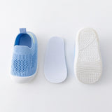 Chaussures premiers pas SoftShoes™ en maille respirante, favorisant la croissance naturelle du pied, offrant une protection anti-glissade et un confort maximal pour la peau sensible des bébés.