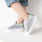 Chaussures premiers pas SoftShoes™ en maille respirante, favorisant la croissance naturelle du pied, offrant une protection anti-glissade et un confort maximal pour la peau sensible des bébés.