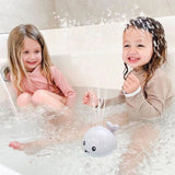 Jouet de bain Whalby™ la baleine émettant un jet d'eau, conçu pour émerveiller les bébés tout en aidant à l'apprentissage des couleurs. Fabriqué en plastique ABS sans BPA et phtalate, garantissant sécurité et divertissement pendant l'heure du bain.