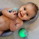 Jouet de bain Whalby™ la baleine émettant un jet d'eau, conçu pour émerveiller les bébés tout en aidant à l'apprentissage des couleurs. Fabriqué en plastique ABS sans BPA et phtalate, garantissant sécurité et divertissement pendant l'heure du bain.