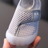 Chaussures AngelShoes™ pour bébés en maille respirante avec fermeture velcro ONE-SCRATCH, protection orteil et conception favorisant la bonne croissance du pied.