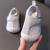 Chaussures AngelShoes™ pour bébés en maille respirante avec fermeture velcro ONE-SCRATCH, protection orteil et conception favorisant la bonne croissance du pied.