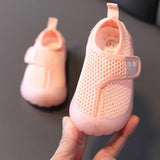 Chaussures AngelShoes™ pour bébés en maille respirante avec fermeture velcro ONE-SCRATCH, protection orteil et conception favorisant la bonne croissance du pied.