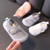 Chaussures AngelShoes™ pour bébés en maille respirante avec fermeture velcro ONE-SCRATCH, protection orteil et conception favorisant la bonne croissance du pied.