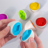 Jouet BabyEggs™ Montessori pour l'apprentissage des formes et des couleurs, favorisant la coordination œil-main et la motricité fine. Conçu en plastique alimentaire sans BPA pour les enfants de plus de 9 mois.