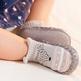 Chaussettes BabyGrip™ favorisant la croissance naturelle des pieds, protégeant les orteils et prévenant les glissades. Confortables, respirantes et fabriquées à 100% en coton pour la peau sensible des bébés.