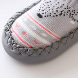 Chaussettes BabyGrip™ favorisant la croissance naturelle des pieds, protégeant les orteils et prévenant les glissades. Confortables, respirantes et fabriquées à 100% en coton pour la peau sensible des bébés.