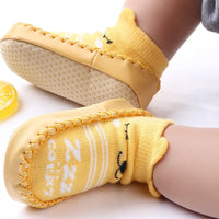 Chaussettes BabyGrip™ favorisant la croissance naturelle des pieds, protégeant les orteils et prévenant les glissades. Confortables, respirantes et fabriquées à 100% en coton pour la peau sensible des bébés.