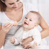 Biberon-cuillère BottleSpoon en silicone alimentaire sans BPA, idéal pour une transition douce du biberon à la cuillère. Capacité de 90 ML, conçu pour les bébés de plus de 4 mois. Évite les éclaboussures et permet un dosage précis des repas tels que la purée, bouillie et céréales. Facile à nettoyer et stériliser.