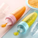 Biberon-cuillère BottleSpoon en silicone alimentaire sans BPA, idéal pour une transition douce du biberon à la cuillère. Capacité de 90 ML, conçu pour les bébés de plus de 4 mois. Évite les éclaboussures et permet un dosage précis des repas tels que la purée, bouillie et céréales. Facile à nettoyer et stériliser.